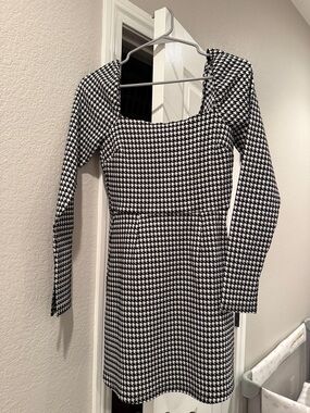 miami Black & White Houndstooth Long-Sleeve Square Neck Dress